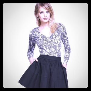 🌺 EXPRESS V-neck Sweater, EUC, Size S